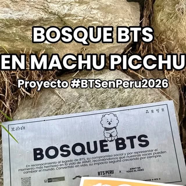 Placa del Bosque BTS entre las piedras, con el dibujo de RJ, bajo el rótulo «Bosque BTS en Machu Picchu · Proyecto #BTSenPeru2026».
