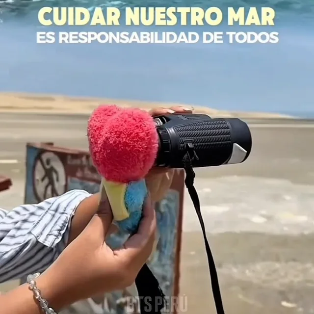 Unos prismáticos forrados con un tejido de TATA, sostenidos frente al mar de Paracas, bajo el rótulo «Cuidar nuestro mar es responsabilidad de todos».